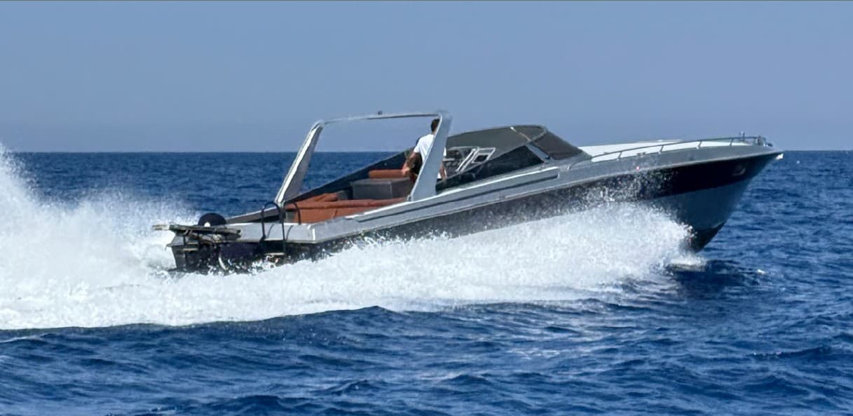 Magnum Marine 40 view 2