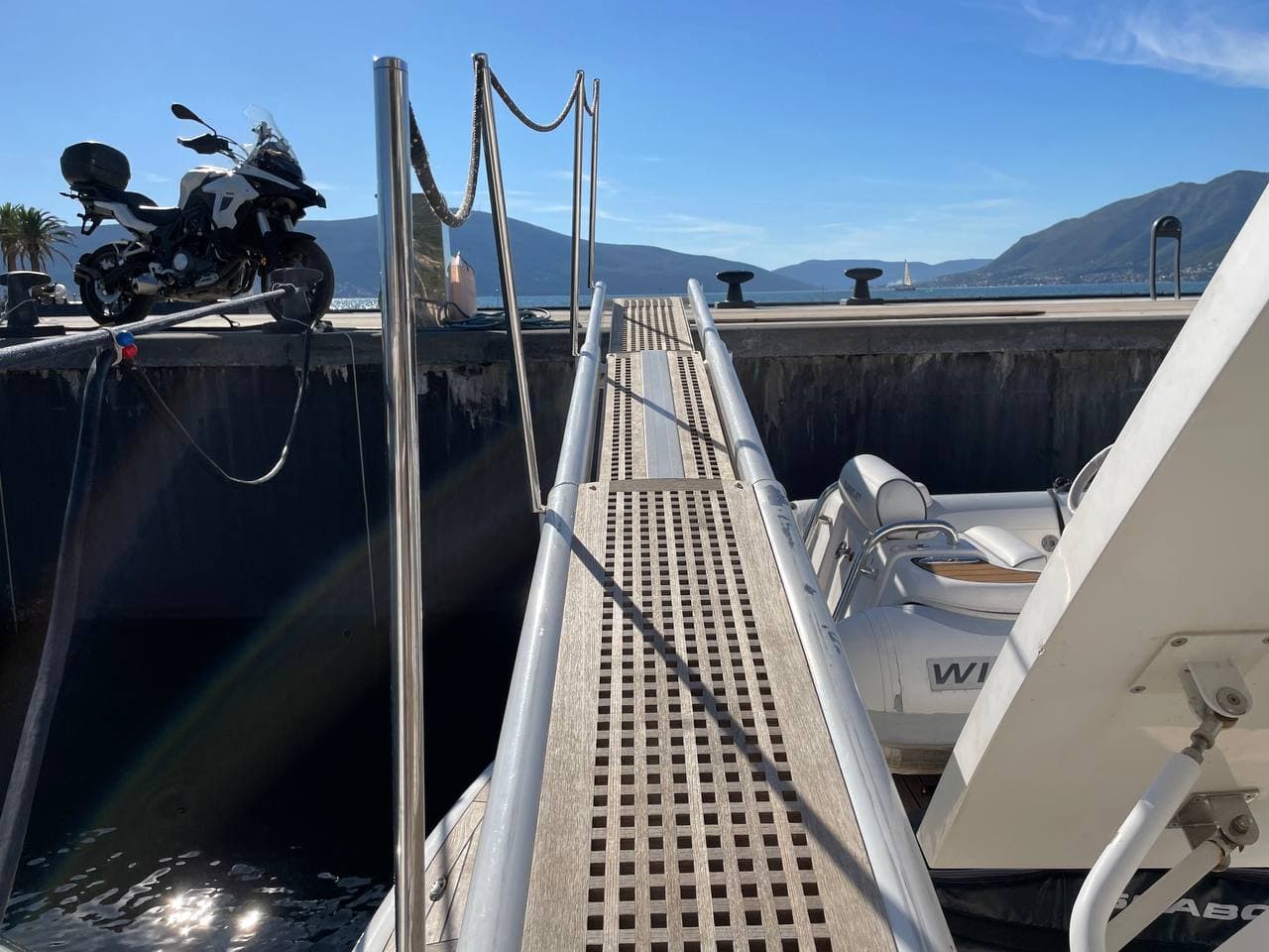 Fairline Squadron 78 view 14